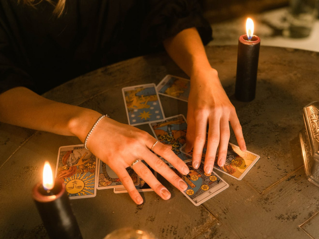 tarot-card-reader-consulting-1